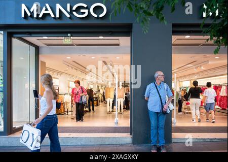 Madrid, Spagna. 25 maggio 2024. Gli acquirenti vengono visti presso il negozio Mango, una multinazionale spagnola di abbigliamento. Credito: SOPA Images Limited/Alamy Live News Foto Stock