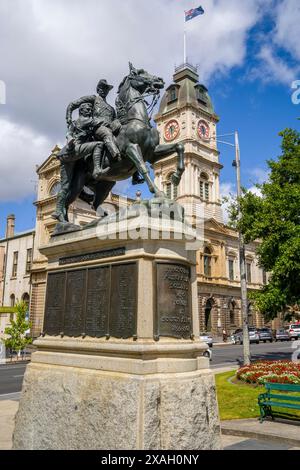 Scultura del sergente James Rogers VC che salva un soldato britannico, Ballarat Boer War Memorial, Queen Victoria Square, Ballarat Foto Stock