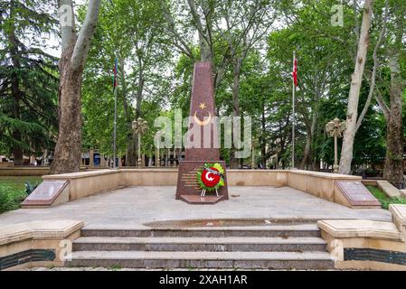 Ganja, Azerbaigian - 13 maggio 2024: Il Memoriale dei Martiri turchi, un obelisco di granito rosso dedicato alla memoria dei soldati turchi morti durante la prima guerra mondiale Foto Stock