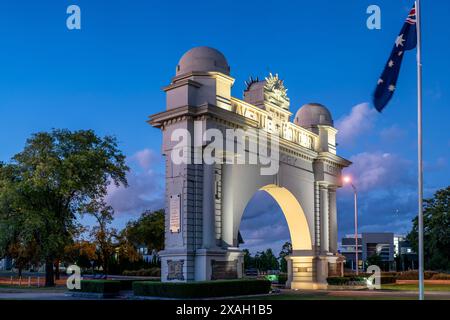 Arco della Vittoria e Avenue of Honour, Ballarat, Victoria Foto Stock