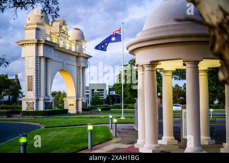 Rotonda e Memorial Wall con l'Arco della Vittoria sullo sfondo, Ballarat Victoria Foto Stock