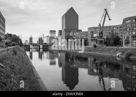 Duisburg, Germania - 2 settembre 2023: Veduta del quartiere del porto interno di Duisburg o della Marina di Duisburg in caso di maltempo, Renania settentrionale-Vestfalia, GE Foto Stock