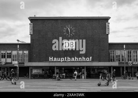 Duisburg, Germania - 2 settembre 2023: Vista sulla facciata della stazione centrale di Duisburg (Duisburg Hauptbahnhof) nella Renania settentrionale-Vestfalia, Germania. Foto Stock