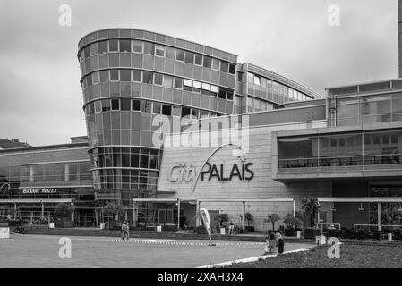 Duisburg, Germania - 2 settembre 2023: Vista del centro commerciale City Palais nella città vecchia di Duisburg, Renania settentrionale-Vestfalia, Germania. Nero Foto Stock