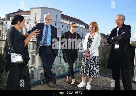 Berlino, Germania - 31 maggio 2024 - Tereza de Arruda (curatore), Roberto Jaguaribe Gomes de Mattos (Ambasciatore del Brasile in Germania), Veronika Kellndorfer (fotografia), Nadejda Bartels (fiduciario/Amministratore delegato della Fondazione Tchoban) e Sergei Tchoban (architetto e fondatore della Fondazione Tchoban e del Museo del disegno architettonico) sulla terrazza sul tetto della Fondazione Tchoban a Berlino-Prenzlauer Berg. Inaugurazione della mostra Lina Bo Bardi (1914-1992). (Foto di Markku Rainer Peltonen) Foto Stock