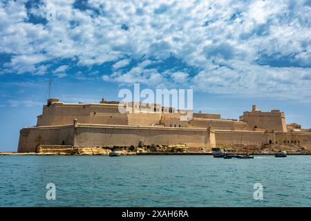 Forte Sant'Angelo, simbolo della resilienza di Malta, maestose mura di pietra, testimonianza silenziosa di una ricca storia. Porto di Birgu. Malta Foto Stock