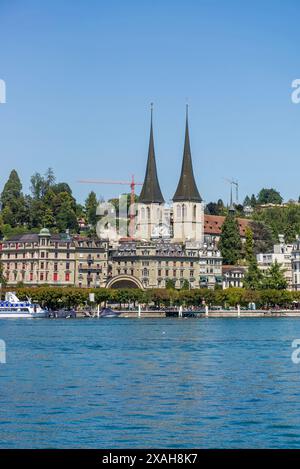 Splendido centro storico con le torri della Chiesa di San Leodegar, Lucerna, Svizzera, 16 agosto 2022 Foto Stock