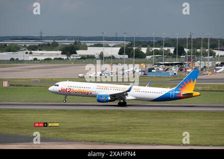 Jet2 Airbus A321-211 decollo all'aeroporto di Birmingham, Regno Unito (G-HLYB) Foto Stock