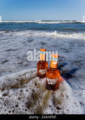 Rimini, Italia, 7 giugno 2024 - due bottiglie Aperol Spritz pronte a bere nel mare Adriatico di Rimini Foto Stock