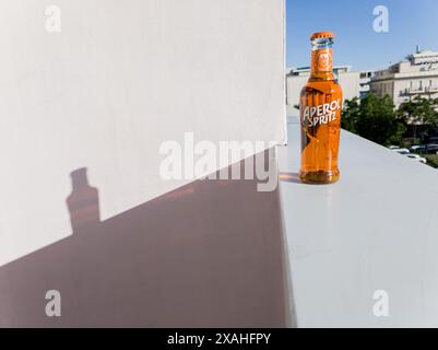 Rimini, Italia, 7 giugno 2024 - bottiglia Aperol Spritz pronta da bere. concetto estivo Foto Stock