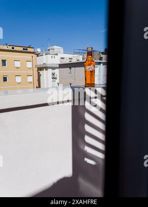 Rimini, Italia, 7 giugno 2024 - bottiglia Aperol Spritz pronta a bere sul balcone di Rimini Foto Stock