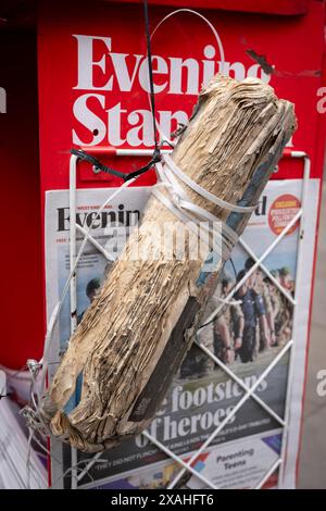 Una panoramica dettagliata del titolo della rivista Evening Standard che riporta il 80° anniversario dello sbarco del D-Day, nella City di Londra, il distretto finanziario della capitale, il 6 giugno 2024, a Londra, Inghilterra. I proprietari della Evening Standard hanno annunciato che il titolo quotidiano di Londra cesserà presto, dopo 97 anni, per essere pubblicato quotidianamente. Foto Stock