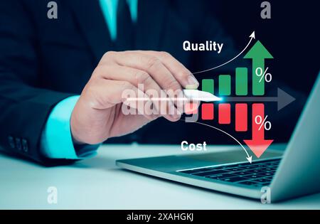 Uomo d'affari che lavora su computer con grafico di crescita per il controllo della qualità e riduzione dei costi, business efficace, controllo dei costi e della qualità, strategia aziendale Foto Stock