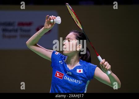 Aya Ohori del Giappone in azione durante il match singolo del terzo giorno del Kapal API Indonesia Open contro Chen You Fei della Cina all'Istora Gelora Foto Stock