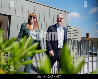 La vice leader del Partito Laburista Angela Rayner e il leader del Partito Laburista Sir Keir Starmer arrivano per un'intervista dopo il lancio di un nuovo piano di Freedom to Buy con il sindaco di Londra Sadiq Khan, nel nord-ovest di Londra, mentre si trova sulla pista della campagna elettorale generale. Data foto: Venerdì 7 giugno 2024. Foto Stock