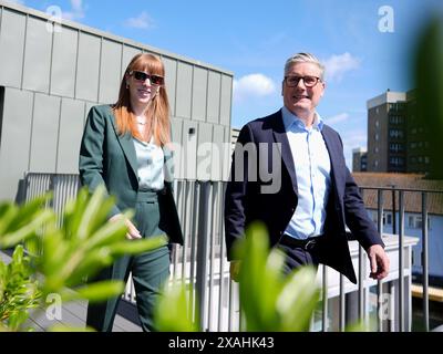 La vice leader del Partito Laburista Angela Rayner e il leader del Partito Laburista Sir Keir Starmer arrivano per un'intervista dopo il lancio di un nuovo piano di Freedom to Buy con il sindaco di Londra Sadiq Khan, nel nord-ovest di Londra, mentre si trova sulla pista della campagna elettorale generale. Data foto: Venerdì 7 giugno 2024. Foto Stock