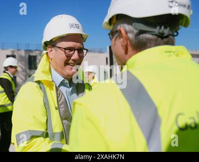 Il leader del Partito laburista Sir Keir Starmer al lancio di un nuovo programma Freedom to Buy con la vice leader del partito Angela Rayner e il sindaco di Londra Sadiq Khan durante una visita a uno sviluppo abitativo nel nord-ovest di Londra, mentre si trovava sulla pista della campagna elettorale generale. Data foto: Venerdì 7 giugno 2024. Foto Stock