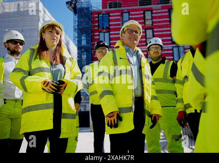 Il vice leader del Partito Laburista Angela Rayner e il leader del Partito Laburista Sir Keir Starmer al lancio di un nuovo piano per la libertà di acquisto con il sindaco di Londra Sadiq Khan durante una visita a uno sviluppo abitativo nel nord-ovest di Londra, mentre si trovava sulla pista della campagna elettorale generale. Data foto: Venerdì 7 giugno 2024. Foto Stock