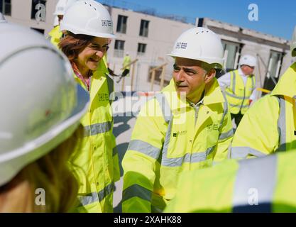 Sadiq Khan, sindaco di Londra, al lancio di un nuovo programma Freedom to Buy con il leader del Partito Laburista Sir Keir Starmer e la vice leader Angela Rayner durante una visita a uno sviluppo immobiliare nel nord-ovest di Londra, mentre si trovava sulla pista della campagna elettorale generale. Data foto: Venerdì 7 giugno 2024. Foto Stock