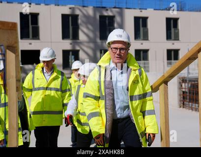 Il leader del Partito laburista Sir Keir Starmer al lancio di un nuovo programma Freedom to Buy con la vice leader del partito Angela Rayner e il sindaco di Londra Sadiq Khan durante una visita a uno sviluppo abitativo nel nord-ovest di Londra, mentre si trovava sulla pista della campagna elettorale generale. Data foto: Venerdì 7 giugno 2024. Foto Stock