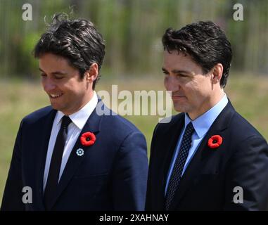 Francia. 6 giugno 2024. Cerimonia commemorativa in occasione del 80° anniversario del D-Day, al cimitero degli Stati Uniti a Colleville-sur-Mer, in Francia. Il primo ministro francese Gabriel Attal (L) e il primo ministro canadese Justin Trudeau (R) durante la cerimonia commemorativa in occasione del 80° anniversario dello sbarco degli Alleati in Normandia durante il D-Day della seconda guerra mondiale. 06.06.2024 Francia (foto di Aleksy Witwicki/Sipa USA) credito: SIPA USA/Alamy Live News Foto Stock