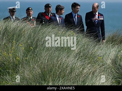 Francia. 6 giugno 2024. Cerimonia commemorativa in occasione del 80° anniversario del D-Day, al cimitero degli Stati Uniti a Colleville-sur-Mer, in Francia. Il primo ministro francese Gabriel Attal (L), il primo ministro canadese Justin Trudeau (C) e il principe britannico William, il principe di Galles (R) durante la cerimonia commemorativa in occasione del 80° anniversario dello sbarco degli Alleati in Normandia durante la seconda guerra mondiale. 06.06.2024 Francia (foto di Aleksy Witwicki/Sipa USA) credito: SIPA USA/Alamy Live News Foto Stock