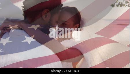 Immagine di una bandiera americana sulla coppia di sposi afroamericani sorridenti in spiaggia Foto Stock