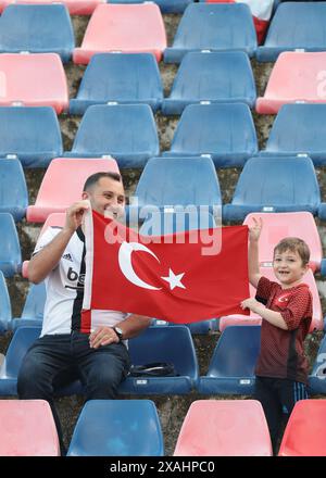 Bologna, Italia, 4 giugno 2024. Tifosi turchi durante l'amichevole internazionale allo Stadio Renato Dall'Ara di Bologna. Il credito immagine dovrebbe essere: Jonathan Moscrop / Sportimage Foto Stock