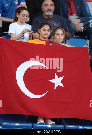 Bologna, Italia, 4 giugno 2024. Tifosi turchi durante l'amichevole internazionale allo Stadio Renato Dall'Ara di Bologna. Il credito immagine dovrebbe essere: Jonathan Moscrop / Sportimage Foto Stock