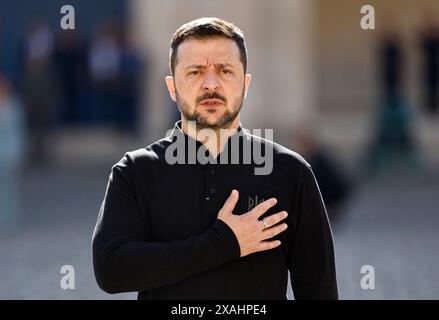 Parigi, Francia. 7 giugno 2024. Il presidente ucraino Volodymyr Zelensky ascolta l'inno nazionale ucraino durante una cerimonia d'onore militare agli Invalides, a Parigi il 7 giugno 2024. Foto di Sameer al-Doumy/Pool/ABACAPRESS. COM credito: Abaca Press/Alamy Live News Foto Stock