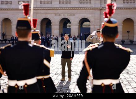 Parigi, Francia. 7 giugno 2024. Il presidente ucraino Volodymyr Zelensky (C) ascolta l'inno nazionale ucraino durante una cerimonia d'onore militare agli Invalides a Parigi il 7 giugno 2024. Foto di Sameer al-Doumy/Pool/ABACAPRESS. COM credito: Abaca Press/Alamy Live News Foto Stock