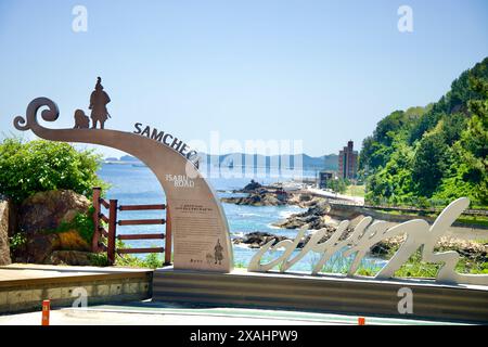 Samcheok City, Corea del Sud - 18 maggio 2024: L'ingresso a Isabu Road a Samcheok presenta un cartello decorativo raffigurante il generale Isabu. Il coa panoramico Foto Stock