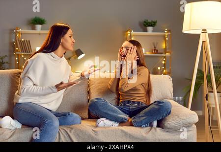 Madre che cerca di parlare e calmare la figlia che piange, stressata e sconvolta Foto Stock