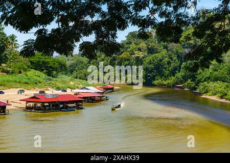 Pahang, Malesia - 14 maggio 2024: Fiume Kelatan Tahan Tembeling con ristoranti galleggianti nel Parco Nazionale Taman Negara Foto Stock