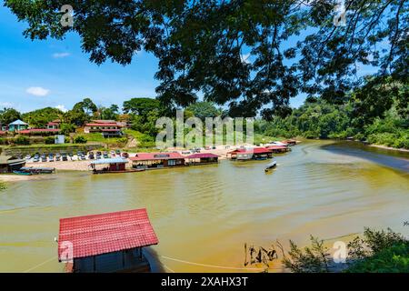 Pahang, Malesia - 14 maggio 2024: Fiume Kelatan Tahan Tembeling con ristoranti galleggianti nel Parco Nazionale Taman Negara Foto Stock