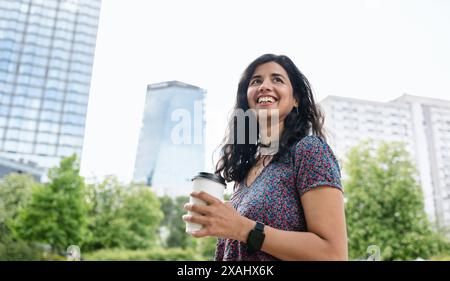 Ritratto di un sorridente giovane donna in città Foto Stock