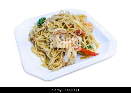 Tagliate a pezzi di cucina fusion tailandese e saltate la pasta fritta con peperoncino piccante e gamberi su bianco isolato. Foto Stock