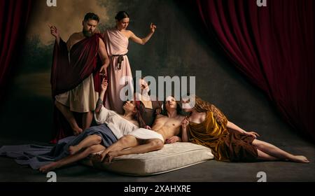 Momento familiare in cui padre e madre guardano il figlio, sdraiato su una matrass, circondato da tre giovani e belle ragazze. Foto Stock