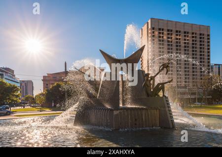 Adelaide, Australia - 19 dicembre 2020: Fontana dei tre fiumi su Victoria Square nella città di Adelaide in una giornata luminosa Foto Stock