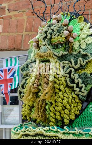 Avebury, Regno Unito. 7 giugno 2024. Ad Avebury è arrivato un topper a maglia di Green Man. Il villaggio, famoso per essere collocato all'interno di un cerchio di pietre preistoriche, attrae molte persone interessate a stili di vita naturali e turisti convenzionali. Si ritiene che l'uomo Verde rappresenti il ciclo della vita, della morte e della rinascita. Crediti: JMF News/Alamy Live News Foto Stock