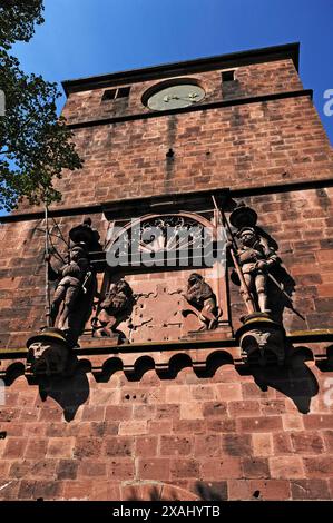 Rovine del castello di Heidelberg, distrutto nel 1689, figure di cavalieri sulla torre della porta, 1541, cortile del castello, Heidelberg, Baden-Wuerttemberg, Germania Foto Stock