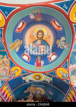 Affresco del soffitto con motivi cristiani greco-ortodossi Gesù Cristo in una piccola cappella della chiesa in stile bizantino in stile architettonico su terreni dell'UNESCO Foto Stock