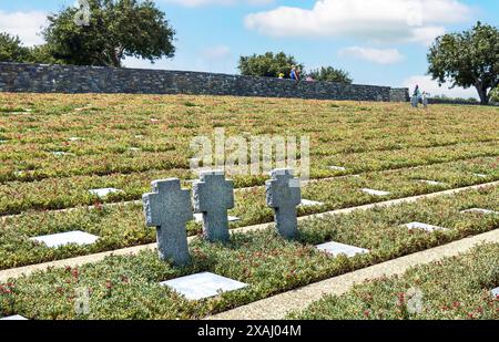 Tre incroci di pietra tra file di lastre tombe lapidi Graves tombe dei soldati tedeschi su parte della Commissione tedesca delle Graves di guerra inaugurata nel Foto Stock