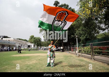 Nuova Delhi, India. 4 giugno 2024. Un sostenitore del congresso inonda la bandiera del Congresso presso la sede dell'AICC a nuova Delhi, in India, il 4 giugno 2024. Foto di Anshuman Akash/ABACAPRESS. COM credito: Abaca Press/Alamy Live News Foto Stock