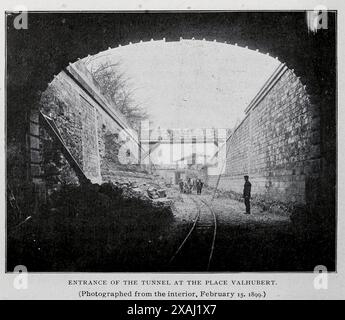 INGRESSO DEL TUNNEL IN PLACE VALHUBERT. (Fotografato dall'interno, 15 febbraio. 1899.) DALL'ARTICOLO IL NUOVO TERMINAL DELLA FERROVIA DI ORLEANS AL QUAI DORSAY. Di Jacques Boyer. Dalla rivista Engineering dedicata al progresso industriale volume XVII 1899 The Engineering Magazine Co Foto Stock