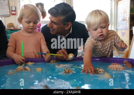 Il primo ministro Rishi Sunak, durante una visita all'assistenza all'infanzia dell'immaginazione, a Swindon, nel Wiltshire, mentre era sulle tracce della campagna elettorale generale. Data foto: Venerdì 7 giugno 2024. Foto Stock