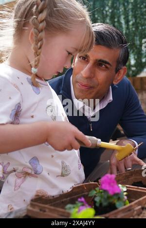 Il primo ministro Rishi Sunak, durante una visita all'assistenza all'infanzia dell'immaginazione, a Swindon, nel Wiltshire, mentre era sulle tracce della campagna elettorale generale. Data foto: Venerdì 7 giugno 2024. Foto Stock