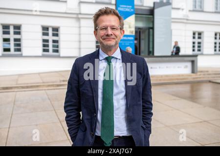 Kunsthistoriker und Autor Florian Illies vor dem Pommerschen Landesmuseum GER, Pommersches Landesmuseum, Greifswald, PLM, Hansestadt, Kultur, Museo, Meclemburgo-Vorpommern, Tourismus, Reisen, Kunst *** storico dell'arte e autore Florian Illies di fronte al Museo statale della Pomerania GER, al Museo statale della Pomerania, a Greifswald, PLM, alla città anseatica, cultura, museo, Meclemburgo-Vorpommern, turismo, viaggi, arte Foto Stock