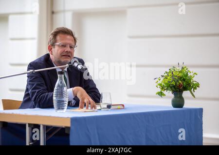 Kunsthistoriker und Autor Florian Illies bei Seiner Lesung zu seinem Buch Zauber der Stille im Pommerschen Landesmuseum GER, Pommersches Landesmuseum, Greifswald, PLM, Hansestadt, Kultur, Museo, Meclemburgo-Vorpommern, Tourismus, Reisen, Kunst *** storico dell'arte e autore Florian Illies leggendo il suo libro Magic of Silence al Pomeranian State Museum GER, Pomeranian State Museum, Greifswald, PLM, città anseatica, cultura, museo, Meclemburgo-Vorpommern, turismo, viaggi, arte Foto Stock