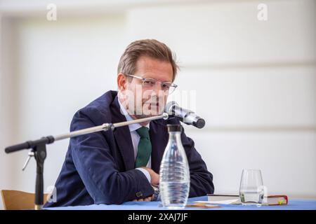 Kunsthistoriker und Autor Florian Illies bei Seiner Lesung zu seinem Buch Zauber der Stille im Pommerschen Landesmuseum GER, Pommersches Landesmuseum, Greifswald, PLM, Hansestadt, Kultur, Museo, Meclemburgo-Vorpommern, Tourismus, Reisen, Kunst *** storico dell'arte e autore Florian Illies leggendo il suo libro Magic of Silence al Pomeranian State Museum GER, Pomeranian State Museum, Greifswald, PLM, città anseatica, cultura, museo, Meclemburgo-Vorpommern, turismo, viaggi, arte Foto Stock